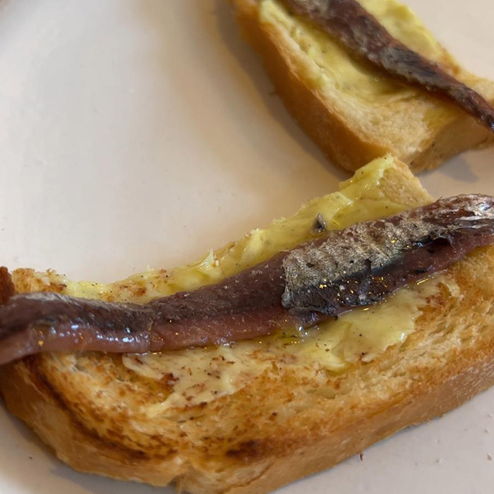 Montadito de Mantequilla con sal Vikinga Le Meunier y La Gran Anchoa de Conservas Ortiz